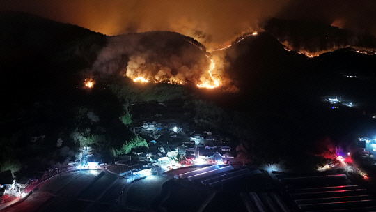 지난 21일 경남 산청군에서 발생한 대형 산불이 산등성이를 타고 하동군 옥종면 안계마을 인근으로 확산되면서 소방당국을 긴장케 하고 있다. 뉴시스