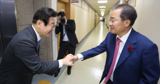 이재명 더불어민주당 대표(왼쪽)과 홍준표 대구시장. 연합뉴스