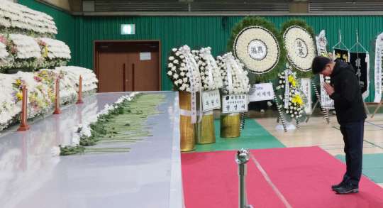 경남 산청 산불 진화대 사고 희생자 합동분향소 설치 이틀째인 25일 분향소가 마련된 창녕군민체육관에서 추모객이 묵념하고 있다. 연합뉴스