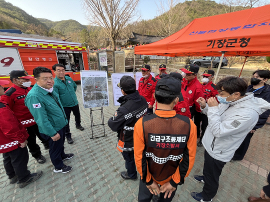 지난 26일 부산 기장군과 소방 관계자들이 장안사 앞에 마련된 재해대책본부에서 울주 산불 상황을 공유하고 있다. 기장군청 제공