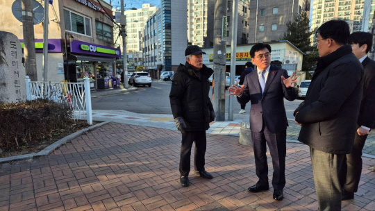 진교훈(왼쪽에서 두 번째) 서울 강서구청장이 지난 1월 방화1동 소재 도레미공원을 찾아 손상된 바닥을 확인한 후 보완지시를 하고 있다. 강서구청 제공