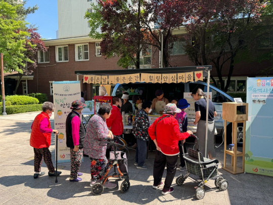 서울 노원구의 ‘찾아가는 치매안심마을’ 활동 모습. 노원구청 제공