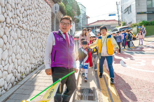 이필형(맨 앞) 서울 동대문구청장이 어린이 통학 안전 지도를 하고 있다. 동대문구청 제공