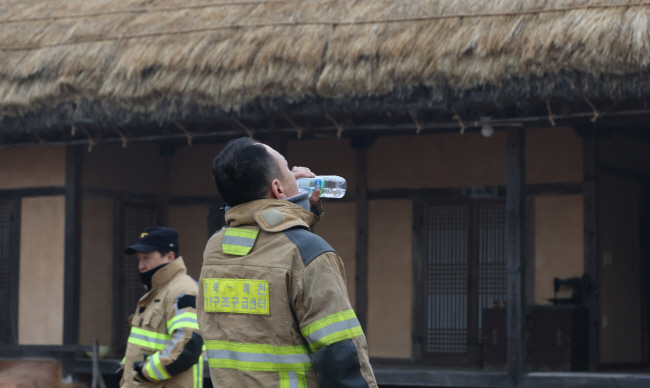 27일 오전 10시 29분 “경북 안동 산불이 시내 방면으로 확산 중”이라는 재난 문자가 발송된 가운데 이날 오전 안동하회마을에서 밤샘비상대기 근무를 한 소방대원들이 아침 식사 후 휴식을 취하며 물을 마시고 있다. 박윤슬 기자