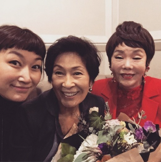 지난 2015년 김혜자(가운데) 배우가 김수미(오른쪽) 배우의 주연작인 영화 ‘헬머니’ 시사회에서 모델 변정수 씨와 함께 다정하게 찍은 사진. 변 씨가 SNS를 통해 공개했다.