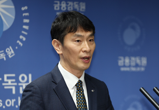 이복현 금융감독원장이 19일 서울 영등포구 여의도 금감원 브리핑룸에서 열린 출입기자단 간담회에서 주요 금융 현안에 대해 발언하고 있다. 연합뉴스