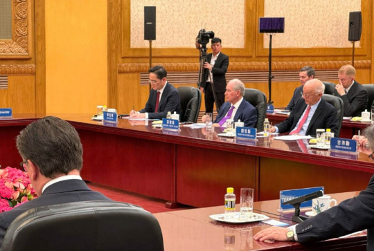 이재용 삼성전자 회장이 28일 중국 베이징 인민대회당에서 글로벌 기업 CEO들과 함께 시진핑 중국 국가주석과의 면담에 참석하고 있다. 연합뉴스