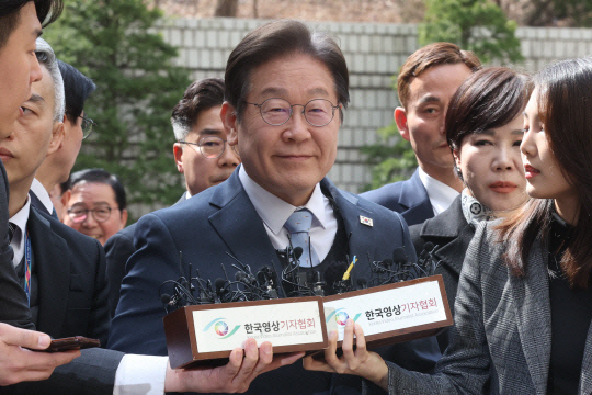 이재명 더불어민주당 대표가 26일 서울 서초구 서울고등법원에서 열린 공직선거법 위반 혐의 2심 선고 공판에 출석하고 있다. 연합뉴스