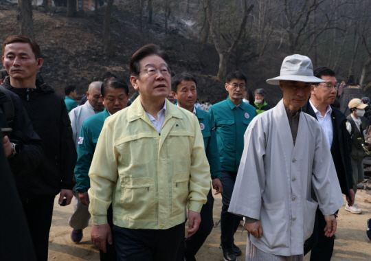 이재명(앞줄 왼쪽) 더불어민주당 대표가 27일 오전 경북 의성군 단촌면 고운사를 방문해 산불 피해 상황을 살펴보고 있다. 박윤슬 기자