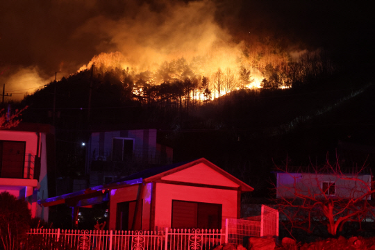 27일 오후 경남 산청군 시천면 야산에서 야간 산불이 확산하고 있다. 연합뉴스(독자제공)