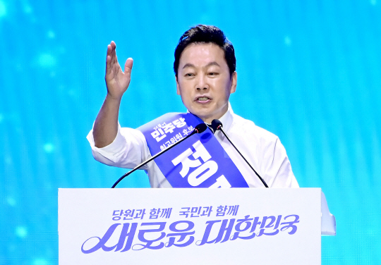 정봉주 더불어민주당 최고위원 후보가 18일 서울 송파구 KSPO DOME(올림픽체조경기장)에서 열린 더불어민주당 제1차 정기전국당원대회에서 정견발표를 하고 있다. 뉴시스
