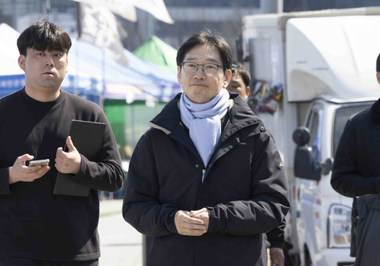 단식 농성 중인 김경수 전 경남지사가 28일 서울 종로구 광화문 광장 인근에서 병원 퇴원을 마치고 이동하고 있다. 뉴시스