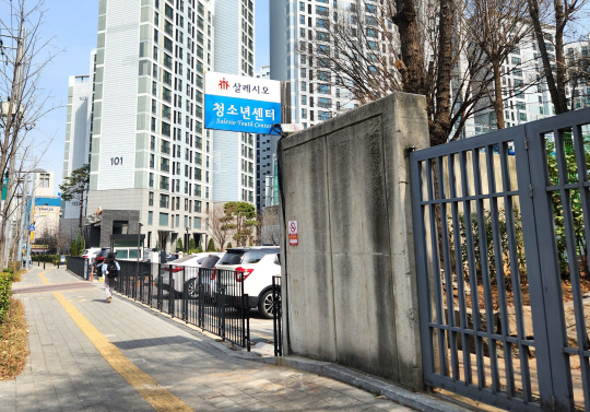 서울 영등포구 대림1동 주민센터 맞은편 인도 한가운데 위치한 통신주가 철거된 후 모습. 영등포구청 제공