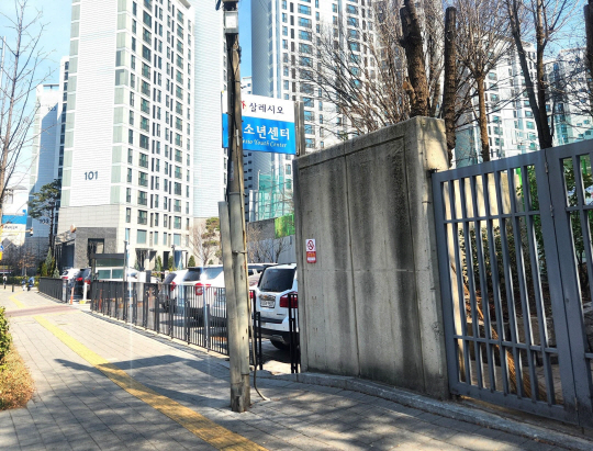 서울 영등포구 대림1동 주민센터 맞은편 인도 한가운데 위치한 통신주가 철거되기 전 모습. 영등포구청 제공