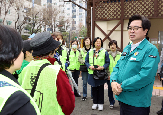 박일하(오른쪽) 서울 동작구청장이 지난 27일 대방동 참새공원 공중화장실 비상벨 점검에 앞서 ‘안심화장실 감시단’ 단원들을 격려하고 있다. 동작구청 제공