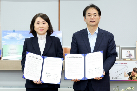 이동환(오른쪽) 고양특례시장과 이은정 한국맥널티㈜ 총괄대표이사가 커피산업 활성화를 위한 업무협약 후 기념촬영을 하고 있다. 고양시 제공