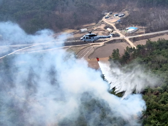 해병대 상륙기동헬기 마린온이 지난 26일 경북 의성 지역 산불현장에 투입되어 물을 뿌리고 있다. 해병대 제공