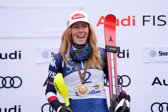 미국의 미케일라 시프린이 28일(한국시간) 미국 아이다호주 선밸리에서 열린 2024∼2025 FIS 알파인 월드컵 여자 회전에서 우승한 뒤 시상식에서 환하게 웃고 있다. AP뉴시스