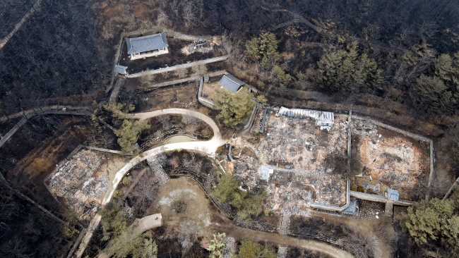 28일 오전 경북 안동시 임동면 고택 체험지로 유명한 지례예술촌이 불에 탄 가운데 유일하게 사당, 관리사만 남아 있다. 박윤슬 기자