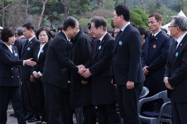한덕수 대통령 권한대행 국무총리가 28일 오전 국립대전현충원에서 개최된 ‘서해수호의 날’ 기념식에서 이재명(앞줄 가운데) 더불어민주당 대표와 악수를 하면서 인사하고 있다. 연합뉴스