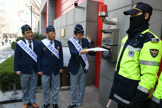 대한민국재향군인회 신상태(왼쪽 3번째) 회장이 31일 오전 서울 중구 주한 중국대사관 인근에서 가진 집회에서 중국 정부에 서해 무단 설치 인공구조물 즉각 철거를 요구하는 성명서를 발표하고 있다. 대한민국재향군인회 제공