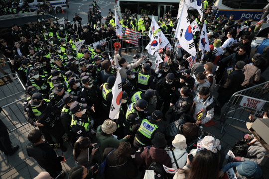 윤석열 대통령 탄핵심판 선고일이 결정된 1일 서울 종로구 헌법재판소 인근에서 경찰이 시위 중이던 윤 대통령 탄핵 반대 참가자들을 헌법재판소 100m 밖으로 밀어내고 있다. 뉴시스