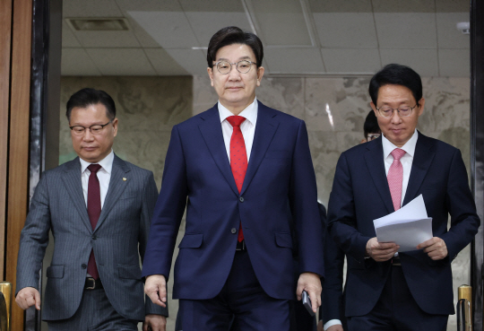 권성동 국민의힘 원내대표가 1일 국회에서 열린 원내대책회의에 입장하고 있다. 연합뉴스
