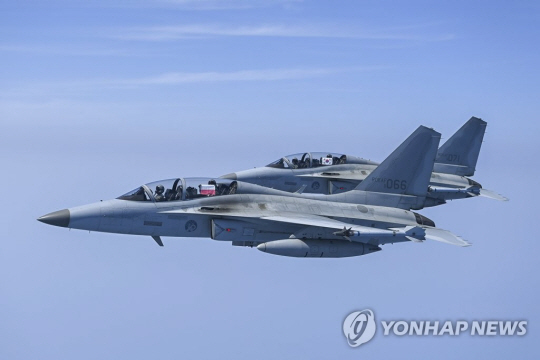 우리나라는 1982년 절충교역 제도를 도입한 뒤 미국과 T-50 고등훈련기를 공동 개발개발했다. 연합뉴스