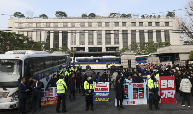 윤석열 대통령 탄핵심판 선고가 오는 4일 오전 11시로 공지된 1일 오전 서울 종로구 헌법재판소 앞에서 탄핵 찬반 지지자들이 1인 시위와 기자회견을 열고 있다.   백동현 기자