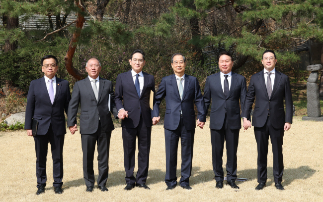 한덕수 대통령 권한대행 국무총리가 1일 서울 종로구 삼청동 총리공관에서 경제안보전략 태스크포스(TF) 회의에 앞서 4대 그룹 총수 등과 기념사진을 촬영하고 있다. 왼쪽부터 최상목 부총리 겸 기획재정부 장관, 정의선 현대차 회장, 이재용 삼성전자 회장, 한 권한대행, 최태원 SK 회장, 구광모 LG 회장.   연합뉴스