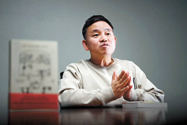 “1주 만에 매대에서 사라진 책… 소설가로 살지 말란 하늘의 뜻 같았죠”