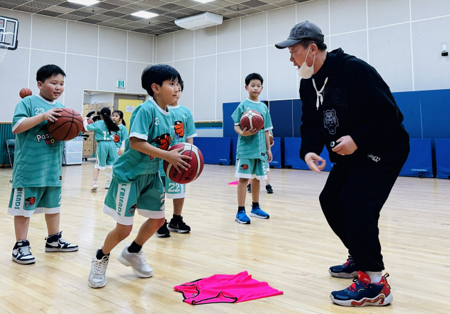 천수길 한국농구발전연구소장이 초등학생들을 지도하고 있다. 한국농구발전연구소 제공