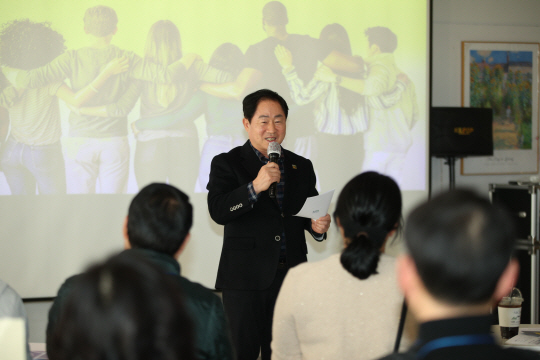 주광덕 남양주시장이 1일 시민과 행정의 연결고리가 돼 줄 ‘별빛 메신저’활동 개시를 위한 출발식에 참석해 인사말을 하고 있다. 남양주시 제공