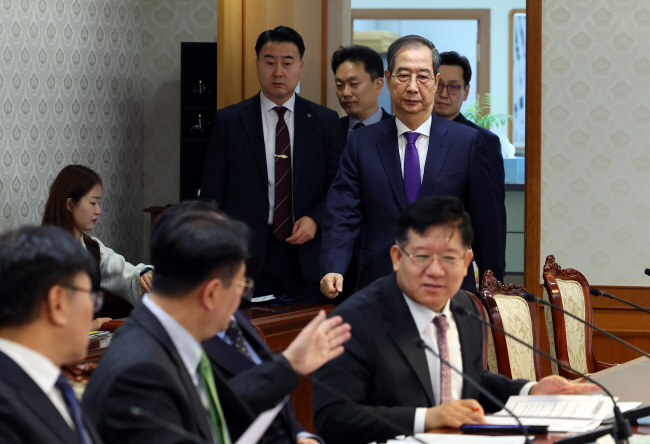 한덕수 대통령 권한대행 국무총리가 2일 오전 정부서울청사에서 열린 치안관계장관회의를 주재하기 위해 회의장에 들어서고 있다.  연합뉴스