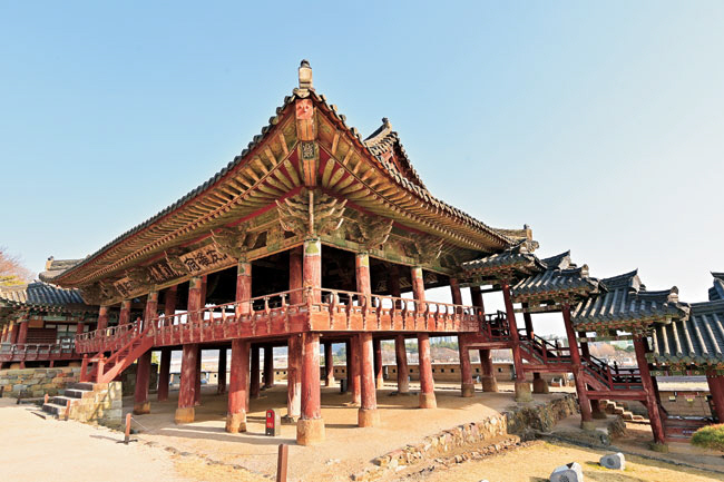 당당한 위용을 자랑하는 영남루.