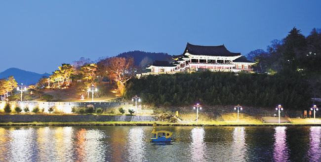 밀양강 건너편에서 바라본 영남루의 야경.