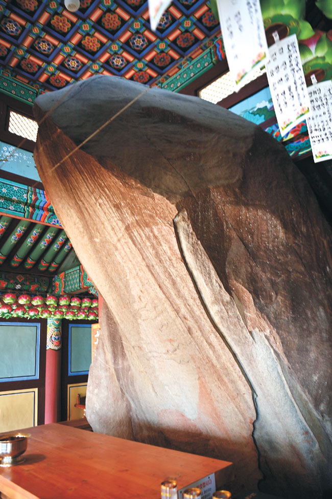 만어사 미륵전에 모신 돌미륵. 만어사 너덜겅의 돌 중에 가장 큰 바위인데, 고래의 모습을 빼닮았다.