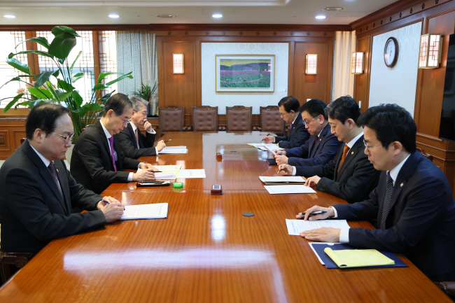 한덕수(왼쪽 두 번째) 대통령 권한대행 국무총리와 최상목(오른쪽 세 번째) 부총리 겸 기획재정부 장관 등이 3일 정부서울청사에서 미국의 상호관세에 대응하기 위한 ‘긴급 경제안보전략 태스크포스(TF)’ 회의를 하고 있다.  연합뉴스