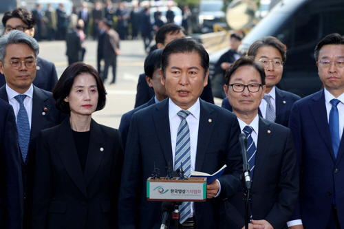헌재 앞에서 발언하는 정청래 위원장. 연합뉴스