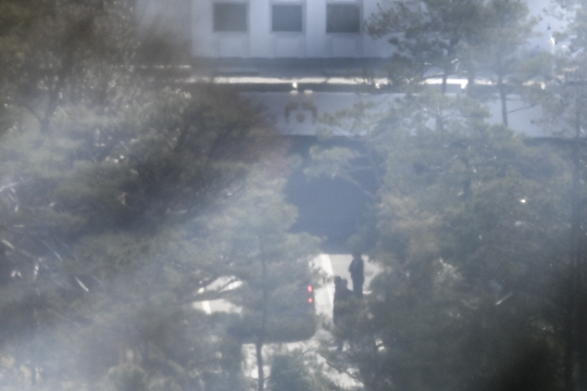 헌법재판소의 윤석열 대통령 탄핵심판 선고를 하루 앞둔 3일 오전 서울 용산구 대통령 관저로 차량 한 대가 들어서고 있다. 백동현 기자