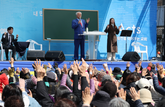"국민저항권으로 대통령 되찾아야" 尹 파면 후 전광훈 첫 예배…'이것' 없었다