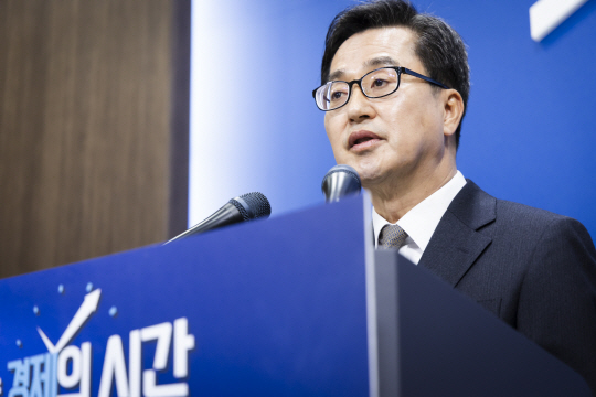 지난 4일 오전 경기 수원시 영통구 경기도청사 브리핑룸에서 김동연 경기지사가 윤석열 대통령 탄핵심판 선고에 관련한 입장을 발표하고 있다. 경기도청 제공