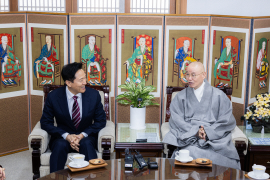 오세훈(왼쪽) 서울시장이 7일 한국불교태고종 총무원에서 총무원장 상진스님과 대화를 나누고 있다. 서울시청 제공