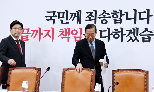 권영세(오른쪽) 국민의힘 비상대책위원장이 7일 오전 국회에서 열린 비대위 회의에 참석하고 있다. 권 위원장 뒤편에 ‘국민께 죄송합니다. 끝까지 책임을 다하겠습니다’라는 새 백드롭이 걸려 있다. 곽성호 기자
