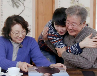 ‘한국인의 밥상’10주년 방송 장면. 최불암(오른쪽), 김민자(왼쪽) 배우 부부를 부모처럼 여기는 김혜수 배우가 애교를 부리고 있다. KBS 캡처