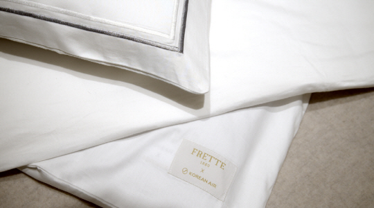 대한항공은 상위 클래스 침구로 전 세계 5~6성급 호텔에서 사용하는 이탈리아 하이엔드 브랜드 ‘프레떼(Frette)’를 선정했다고 8일 밝혔다. 대한항공 제공