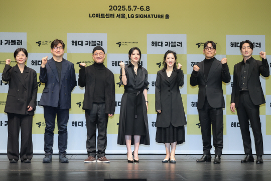 이현정 LG아트센터장(왼쪽부터), 전인철 연출, 배우 김정호, 이영애, 백지원, 지현준, 이승주가 8일 오후 서울 강서구 LG아트센터 서울에서 열린 연극 ‘헤다 가블러’ 제작발표회에 참여했다. 연합뉴스