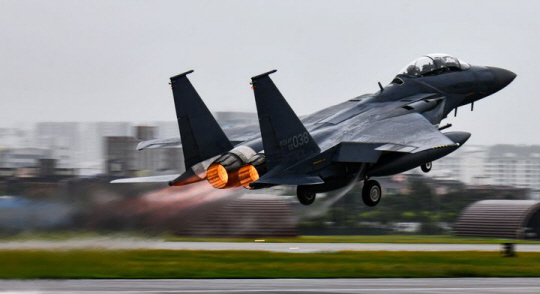 공군 제11전투비행단 소속 F-15K가 힘차게 이륙하고 있다. 기사 내용과 직접 관련 없음. 공군 제공