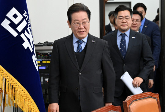 이재명(왼쪽)더불어민주당 대표가 9일 오전 국회에서 열린 최고위원회의에 참석하고 있다. 곽성호기자