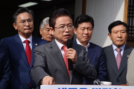 이철우 경북지사가 9일 구미시 박정희 대통령 생가에서 대선 출마선언을 하고 있다. 이철우 경북 지사 측 제공